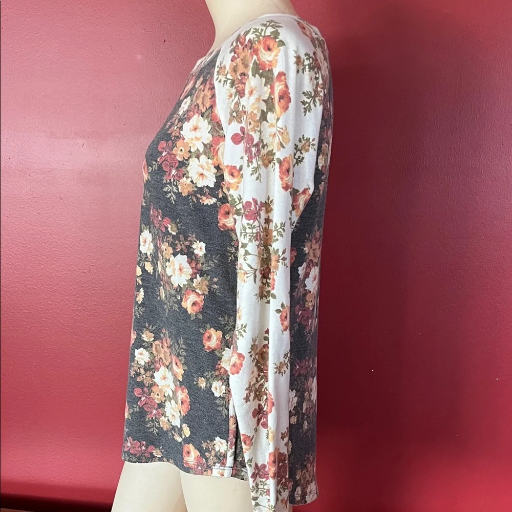 Like new Amazon Floral Gray and Cream Women's Blouse - Picture 6 of 11